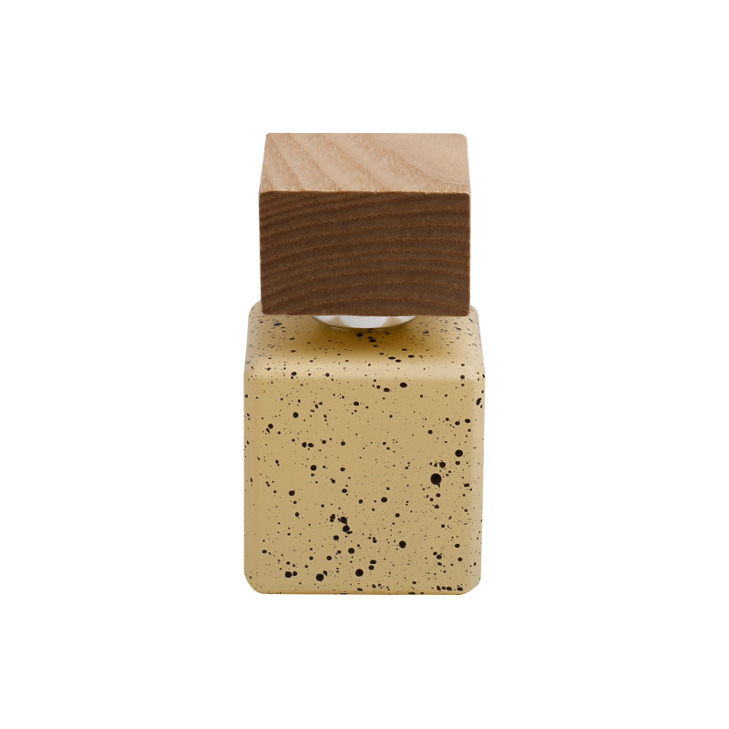 Bottiglia di profumo macchiato di eleganza rustica